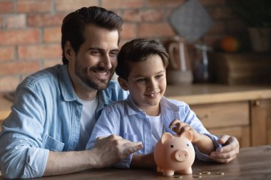 Mutlu genç baba ve küçük oğul para biriktirir.