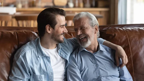 笑着的老父亲和大儿子享受家庭周末 — 图库照片
