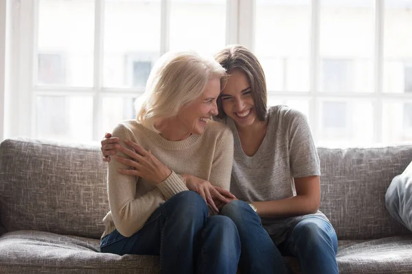 Feliz madre mayor y la hija adulta relajarse en casa —  Fotos de Stock