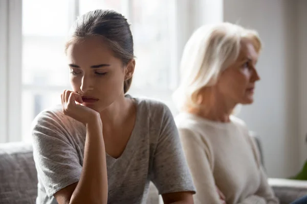 Madre e hija mayores infelices tienen pelea familiar — Foto de Stock