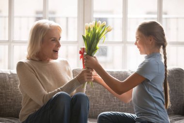 Genç torun büyükannesini doğum günüyle kutluyor.
