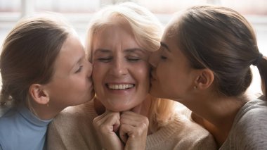 Üç nesildir kadınlar aile birliği ve sevgi gösteriyor.