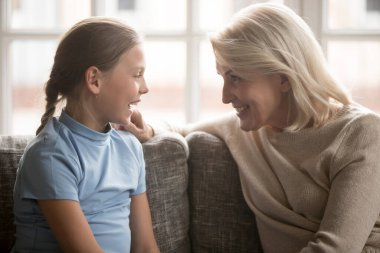 Büyük anne ve genç torun dedikodu yapıyorlar.