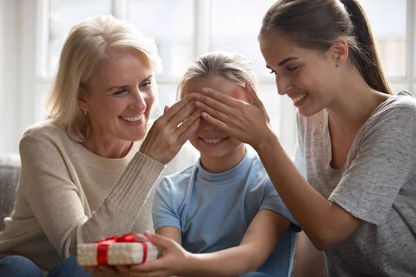 Madre cariñosa y abuela saludo niño con cumpleaños —  Fotos de Stock