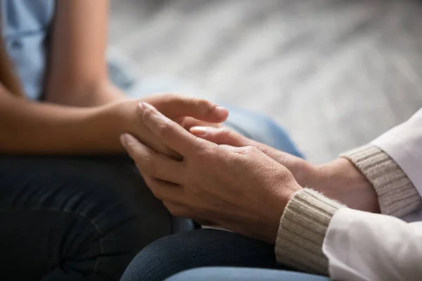 Primer plano del apoyo médico femenino niño pequeño — Foto de Stock