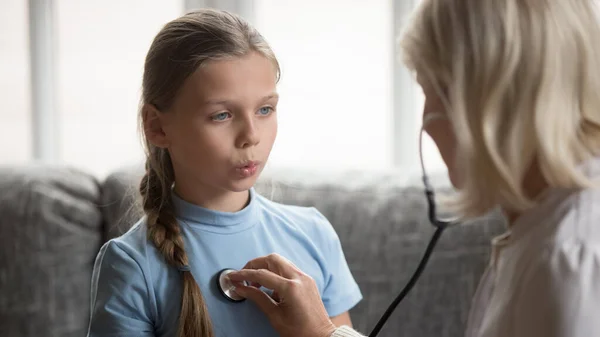 Kinderärztin hört sich Lungen von Kinderpatientin an — Stockfoto