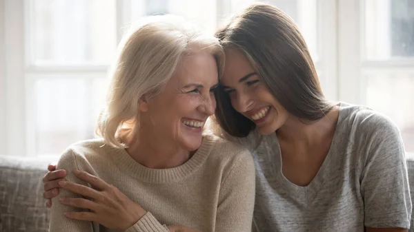 Sonriendo hija adulta y mamá anciana divertirse riendo — Foto de Stock