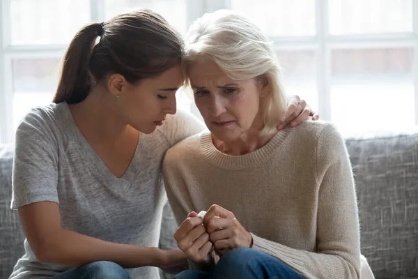 Zorgen voor volwassen comfort ongelukkige huilende oudere moeder — Stockfoto