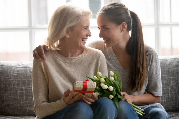 Cura figlia adulta salutare la madre con anniversario — Foto Stock