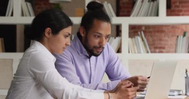 Hintli yönetici ofis toplantısı sırasında dizüstü bilgisayar kullanarak Afrikalı müşterilere danışmanlık yapıyor