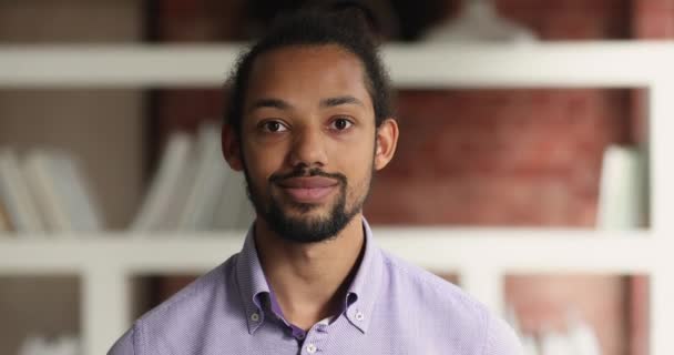 Retrato headshot sorrindo estudante Africano posar em pé sozinho interior — Vídeo de Stock