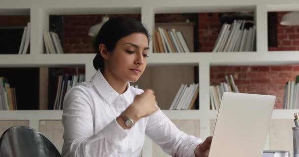 Reflexionante mujer étnica india reflexionar nueva idea, trabajando en el ordenador portátil — Vídeo de stock