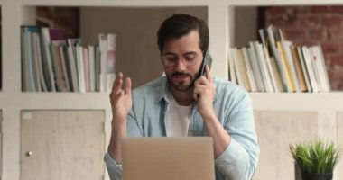 Adam işi çözer, müşteriyle telefonda konuşur.