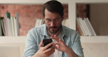 İnternet 'te modern akıllı telefon web sörfü arama bilgilerine sahip olan adam