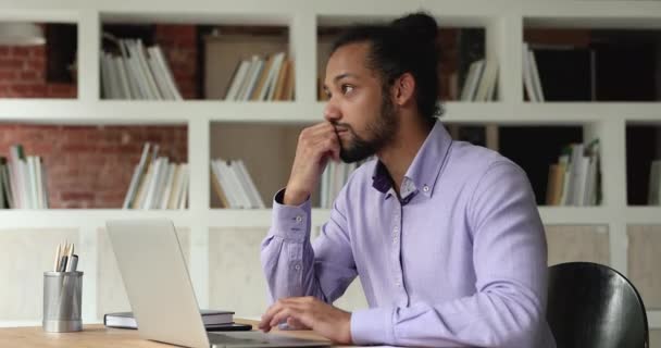 Trabalho masculino africano focado do empregado do escritório no computador sem fio — Vídeo de Stock