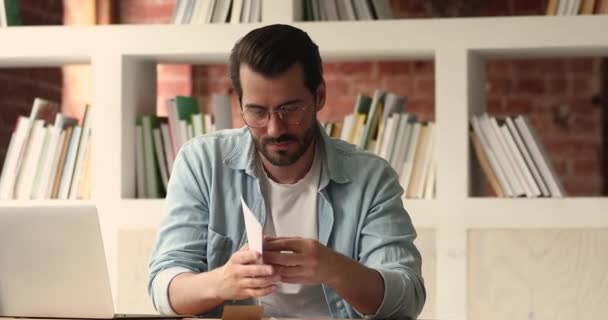 Empresário abertura envelope leitura carta com boas notícias comemorando o sucesso — Vídeo de Stock