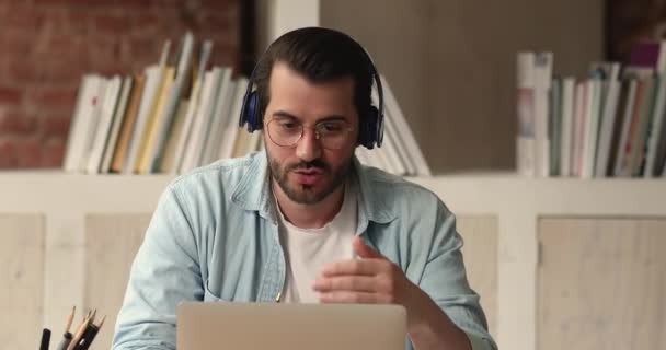 Hombre de confianza empleado de oficina hablar con el cliente de la empresa mediante videoconferencia — Vídeo de stock