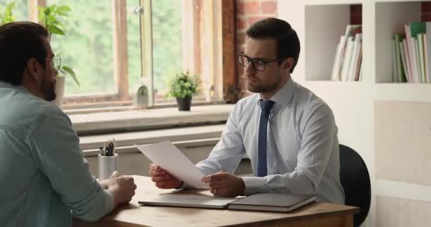 Personalchef liest Lebenslauf hört Bewerber im Vorstellungsgespräch zu — Stockvideo