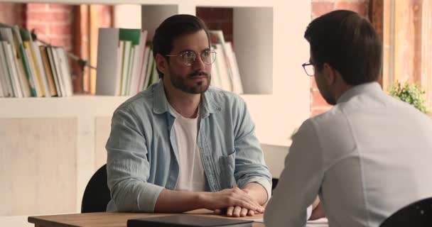 Vertriebsleiter und zufriedener Kunde geben sich die Hand — Stockvideo