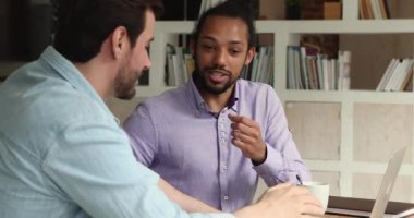 Muhtelif iş arkadaşları ofiste işbirliği görevlerini tartışıyor