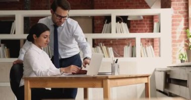 Hintli stajyer, akıl hocasının yeni kurumsal yazılım hakkında söylediklerini dinle.