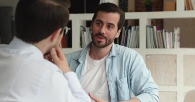 Ciddi danışman danışman müvekkil ofiste teklif yapıyor.