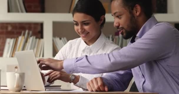 Colleghi indiani e africani che parlano di preparare un progetto online su laptop — Video Stock