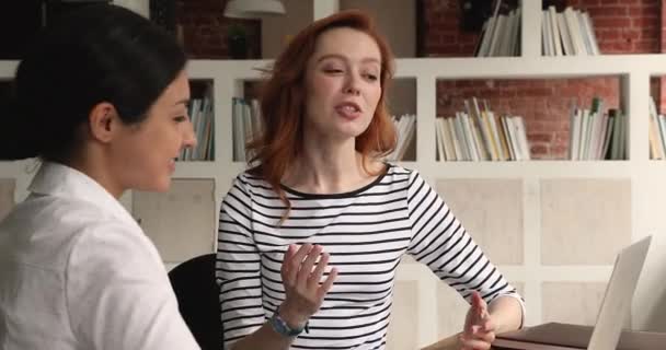 Menajer ve istemci el sıkışarak müzakereleri başarıyla tamamladı — Stok video