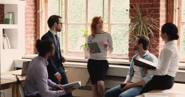 Diverse collega 's luisteren naar projectleider geeft begeleiding over project — Stockvideo