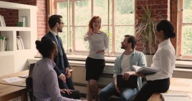 Mutlu meslektaşlar yeni bir projeye başlıyor. Çak bir beşlik.