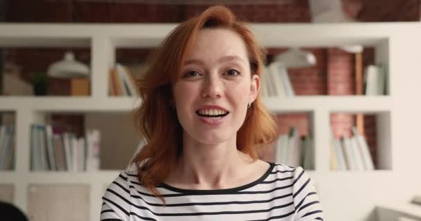 Rødhåret kvinde taler til webcam deltage i videokonference kommunikation – Stock-video