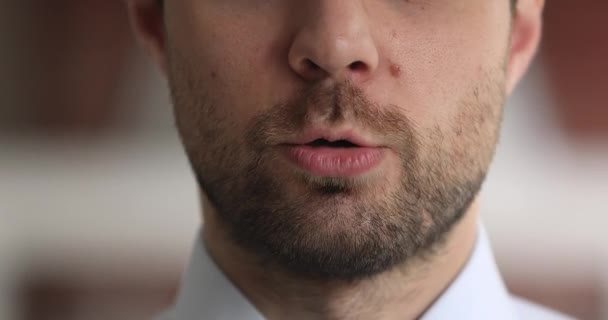 Enfrentar parte de hablar líder masculino hace primer plano discurso motivacional — Vídeos de Stock