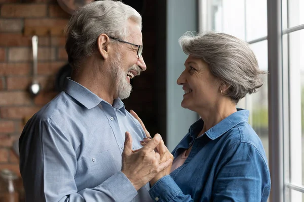 Ηλικιωμένος άντρας γυναίκα ερωτευμένη έχοντας ραντεβού στο σπίτι χορεύοντας — Φωτογραφία Αρχείου