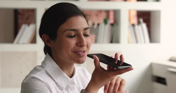 Indiska kvinna prata med klient som håller smartphone använda högtalartelefon — Stockvideo
