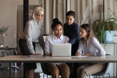 Çok ırklı bayan meslektaşlar toplantıda beyin fırtınası yaptılar.
