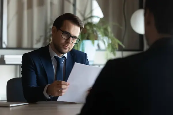 Hombre de negocios caucásico hablar con el cliente potencial de la empresa en la reunión —  Fotos de Stock