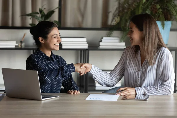 Los sonrientes empresarios multirraciales se dan la mano en la reunión de oficina — Foto de Stock