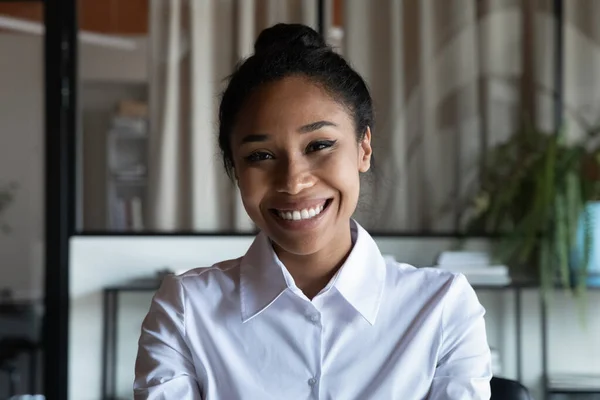 Retrato de sonriente biracial mujer tener webcam llamada —  Fotos de Stock