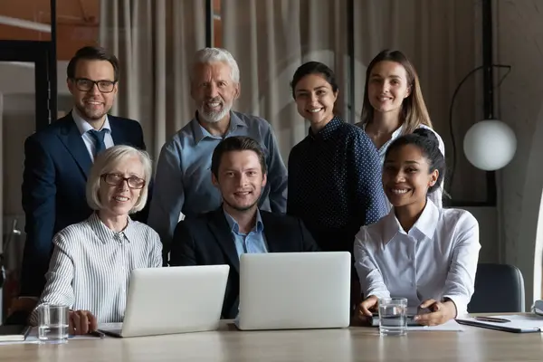 Porträt lächelnder multiethnischer Mitarbeiter, die am Computer arbeiten — Stockfoto