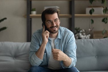 Gülümseyen, gözlüklü, telefonda sohbet eden adamı kapat.