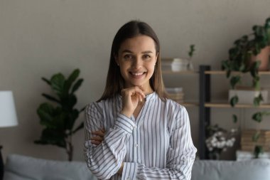 Kamera karşısında gülümseyen çekici bir kadının portresi.