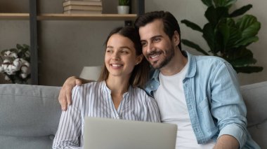 Hayalperest erkek ve kadının laptoptan dikkati dağılmış bir şekilde yaklaş.
