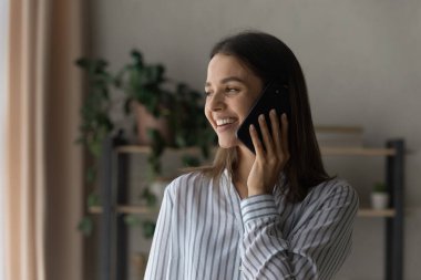 Mutlu kadını kapat, telefonda konuş, hoş sohbetin tadını çıkar.