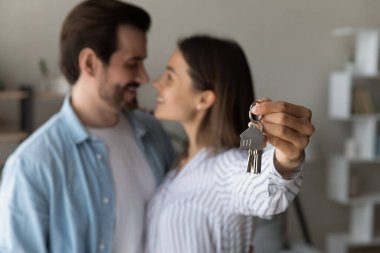 Yakın bir çift. Taşınmak için heyecanlı. Anahtarları gösteriyorlar.