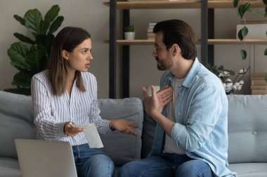 Kızgın karı koca beklenmedik borçlar veya harcamalar hakkında tartışıyorlar.