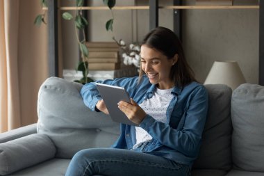 Tablet kullanan, aletle eğlenen aşırı neşeli kadını kapat.