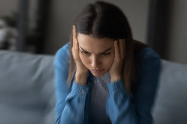 Close-up ongelukkige vrouw die lijden aan sterke hoofdpijn en duizeligheid — Stockfoto