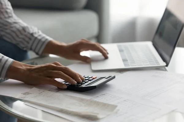 Feche a mulher usando laptop e calculadora, calculando contas — Fotografia de Stock