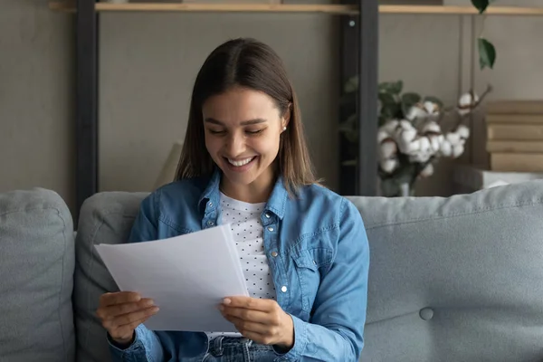 Close up smiling woman reading good news in letter — Stock Photo, Image