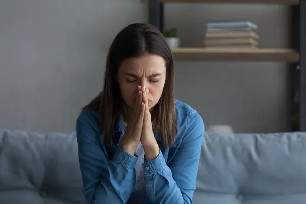 Close-up ongelukkige wanhopige vrouw bidden in huis, vragen hulp — Stockfoto